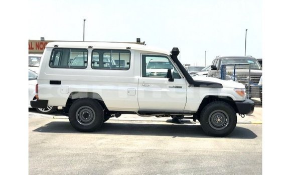 Buy Import Toyota Land Cruiser White Car in Import - Dubai in Region of Bouenza Buy Import Toyota Land Cruiser White Car in Import - Dubai in Region of Bouenza