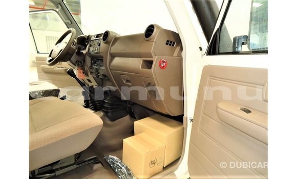 Acheter Import Voiture Toyota Land Cruiser Blanc à Import - Dubai, Région de la Bouenza Acheter Import Voiture Toyota Land Cruiser Blanc à Import - Dubai, Région de la Bouenza