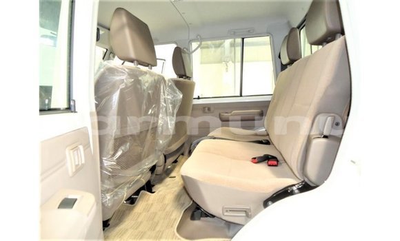 Acheter Import Voiture Toyota Land Cruiser Blanc à Import - Dubai, Région de la Bouenza Acheter Import Voiture Toyota Land Cruiser Blanc à Import - Dubai, Région de la Bouenza
