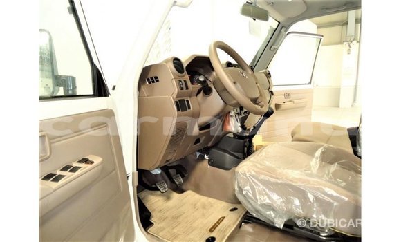 Acheter Import Voiture Toyota Land Cruiser Blanc à Import - Dubai, Région de la Bouenza Acheter Import Voiture Toyota Land Cruiser Blanc à Import - Dubai, Région de la Bouenza