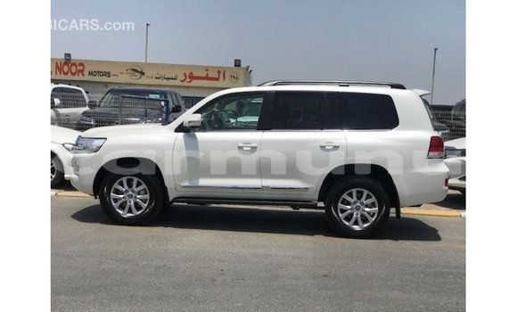 Acheter Import Voiture Toyota Land Cruiser Blanc à Import - Dubai, Région de la Bouenza Acheter Import Voiture Toyota Land Cruiser Blanc à Import - Dubai, Région de la Bouenza
