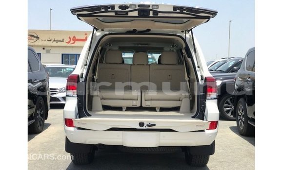 Acheter Import Voiture Toyota Land Cruiser Blanc à Import - Dubai, Région de la Bouenza Acheter Import Voiture Toyota Land Cruiser Blanc à Import - Dubai, Région de la Bouenza