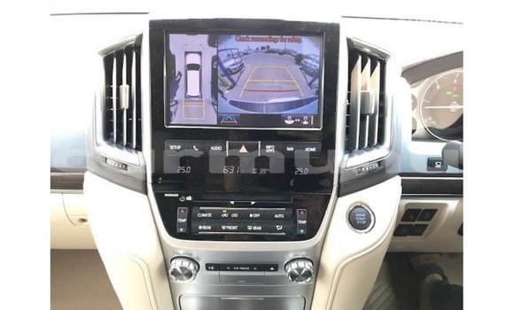 Acheter Import Voiture Toyota Land Cruiser Blanc à Import - Dubai, Région de la Bouenza Acheter Import Voiture Toyota Land Cruiser Blanc à Import - Dubai, Région de la Bouenza