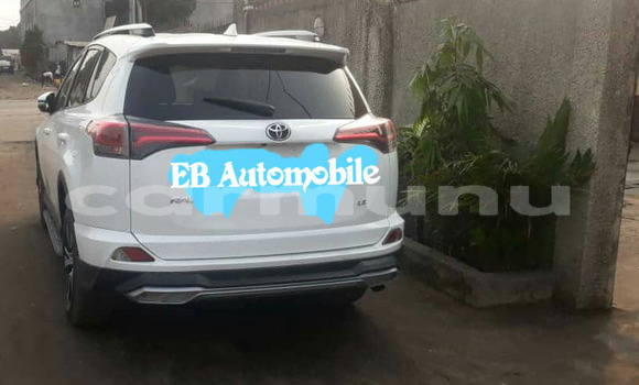 Acheter Occasion Voiture Toyota RAV4 Blanc à Brazzaville, Commune de Brazzaville Acheter Occasion Voiture Toyota RAV4 Blanc à Brazzaville, Commune de Brazzaville