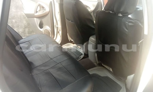 Acheter Occasion Voiture Toyota RAV4 Blanc à Brazzaville, Commune de Brazzaville Acheter Occasion Voiture Toyota RAV4 Blanc à Brazzaville, Commune de Brazzaville