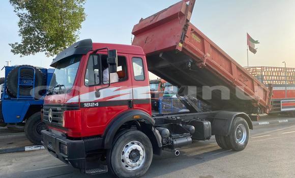 Buy Used Mercedes‒Benz 1824 Red Truck in Import - Dubai in Region of Bouenza Buy Used Mercedes‒Benz 1824 Red Truck in Import - Dubai in Region of Bouenza