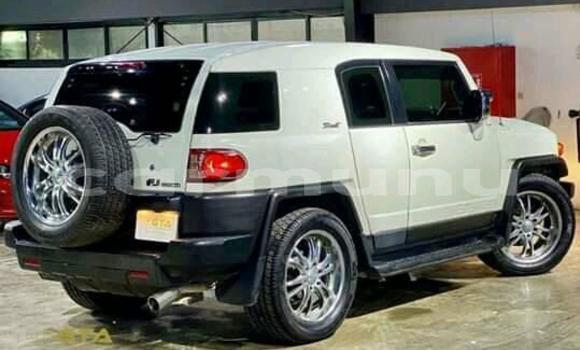 Acheter Occasion Voiture Toyota FJ Cruiser Blanc à Brazzaville, Commune de Brazzaville Acheter Occasion Voiture Toyota FJ Cruiser Blanc à Brazzaville, Commune de Brazzaville