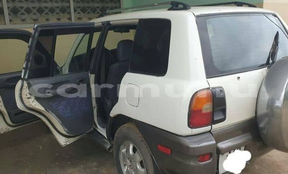 Acheter Occasion Voiture Toyota RAV4 Blanc à Brazzaville, Commune de Brazzaville Acheter Occasion Voiture Toyota RAV4 Blanc à Brazzaville, Commune de Brazzaville