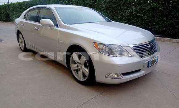 Buy Used Lexus ES Silver Car in Brazzaville in Municipality of Brazzaville Buy Used Lexus ES Silver Car in Brazzaville in Municipality of Brazzaville