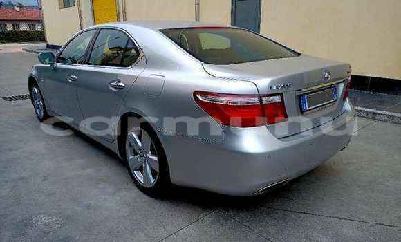 Buy Used Lexus ES Silver Car in Brazzaville in Municipality of Brazzaville Buy Used Lexus ES Silver Car in Brazzaville in Municipality of Brazzaville