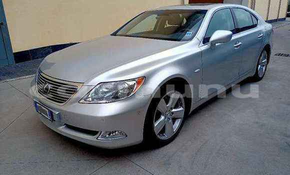 Buy Used Lexus ES Silver Car in Brazzaville in Municipality of Brazzaville Buy Used Lexus ES Silver Car in Brazzaville in Municipality of Brazzaville