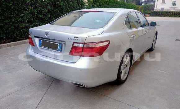 Buy Used Lexus ES Silver Car in Brazzaville in Municipality of Brazzaville Buy Used Lexus ES Silver Car in Brazzaville in Municipality of Brazzaville