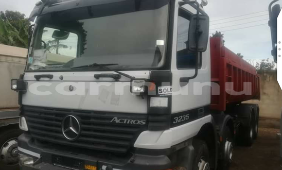 Buy Used Mercedes‒Benz Tipper White Truck in Import - Dubai in Region of Bouenza Buy Used Mercedes‒Benz Tipper White Truck in Import - Dubai in Region of Bouenza