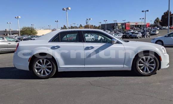 Acheter Import Voiture Chrysler 300 Blanc à Brazzaville, Commune de Brazzaville Acheter Import Voiture Chrysler 300 Blanc à Brazzaville, Commune de Brazzaville