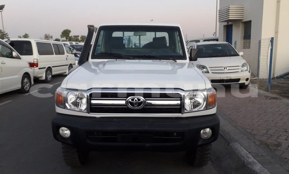 Buy Import Toyota Land Cruiser White Car in Impfondo in Likouala Buy Import Toyota Land Cruiser White Car in Impfondo in Likouala