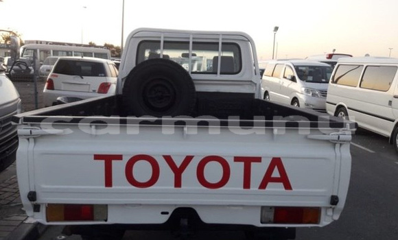 Buy Import Toyota Land Cruiser White Car in Impfondo in Likouala Buy Import Toyota Land Cruiser White Car in Impfondo in Likouala