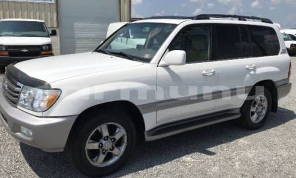 Buy Import Toyota Land Cruiser White Car in Black Point in Kouilou region Buy Import Toyota Land Cruiser White Car in Black Point in Kouilou region
