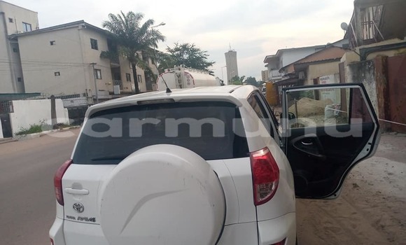 Acheter Occasion Voiture Toyota RAV4 Blanc à Brazzaville, Commune de Brazzaville Acheter Occasion Voiture Toyota RAV4 Blanc à Brazzaville, Commune de Brazzaville