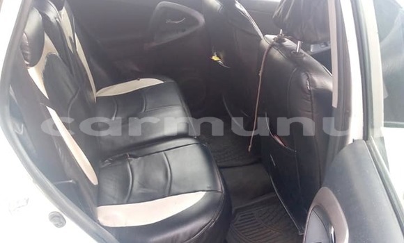 Acheter Occasion Voiture Toyota RAV4 Blanc à Brazzaville, Commune de Brazzaville Acheter Occasion Voiture Toyota RAV4 Blanc à Brazzaville, Commune de Brazzaville