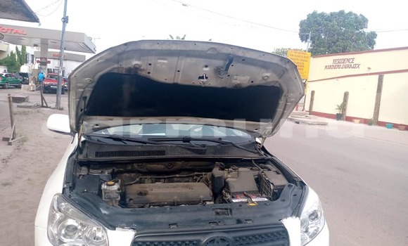 Acheter Occasion Voiture Toyota RAV4 Blanc à Brazzaville, Commune de Brazzaville Acheter Occasion Voiture Toyota RAV4 Blanc à Brazzaville, Commune de Brazzaville