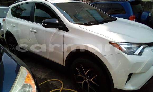 Acheter Occasion Voiture Toyota RAV4 Blanc à Brazzaville, Commune de Brazzaville Acheter Occasion Voiture Toyota RAV4 Blanc à Brazzaville, Commune de Brazzaville