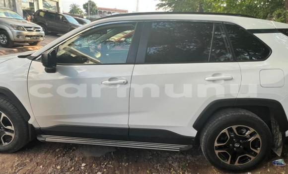 Acheter Occasion Voiture Toyota RAV4 Blanc à Brazzaville, Commune de Brazzaville Acheter Occasion Voiture Toyota RAV4 Blanc à Brazzaville, Commune de Brazzaville