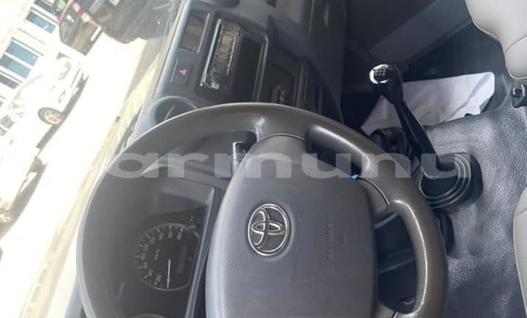 Acheter Occasion Voiture Toyota Land Cruiser Beige à Brazzaville, Commune de Brazzaville Acheter Occasion Voiture Toyota Land Cruiser Beige à Brazzaville, Commune de Brazzaville