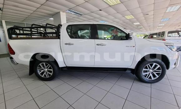 Acheter Occasion Voiture Toyota Hilux Blanc à Import - Dubai, Région de la Bouenza Acheter Occasion Voiture Toyota Hilux Blanc à Import - Dubai, Région de la Bouenza
