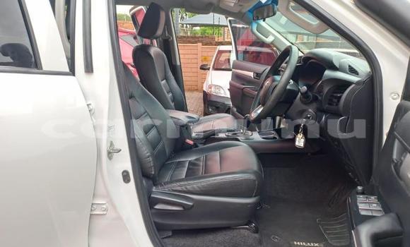 Acheter Occasion Voiture Toyota Hilux Blanc à Import - Dubai, Région de la Bouenza Acheter Occasion Voiture Toyota Hilux Blanc à Import - Dubai, Région de la Bouenza