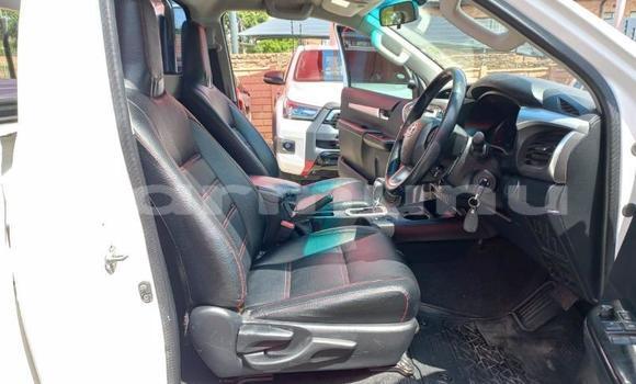 Acheter Occasion Voiture Toyota Hilux Blanc à Import - Dubai, Région de la Bouenza Acheter Occasion Voiture Toyota Hilux Blanc à Import - Dubai, Région de la Bouenza