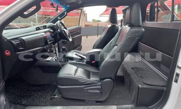 Acheter Occasion Voiture Toyota Hilux Blanc à Import - Dubai, Région de la Bouenza Acheter Occasion Voiture Toyota Hilux Blanc à Import - Dubai, Région de la Bouenza