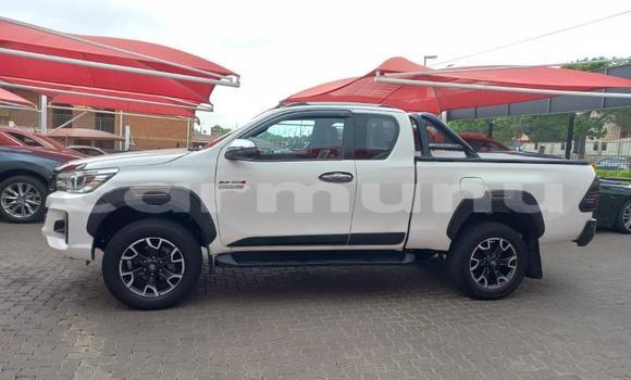 Acheter Occasion Voiture Toyota Hilux Blanc à Import - Dubai, Région de la Bouenza Acheter Occasion Voiture Toyota Hilux Blanc à Import - Dubai, Région de la Bouenza