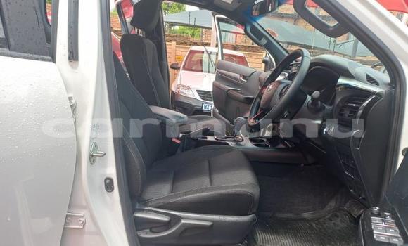 Acheter Occasion Voiture Toyota Hilux Blanc à Import - Dubai, Région de la Bouenza Acheter Occasion Voiture Toyota Hilux Blanc à Import - Dubai, Région de la Bouenza