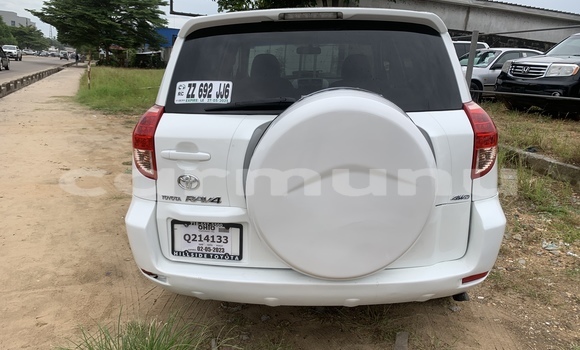 Acheter Occasion Voiture Toyota RAV4 Blanc à Pointe–Noire, Région du Kouilou Acheter Occasion Voiture Toyota RAV4 Blanc à Pointe–Noire, Région du Kouilou