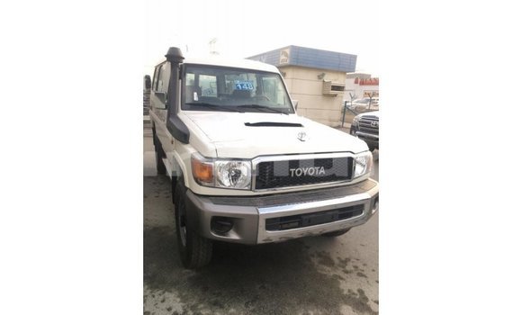Buy Import Toyota Land Cruiser White Car in Import - Dubai in Region of Bouenza Buy Import Toyota Land Cruiser White Car in Import - Dubai in Region of Bouenza