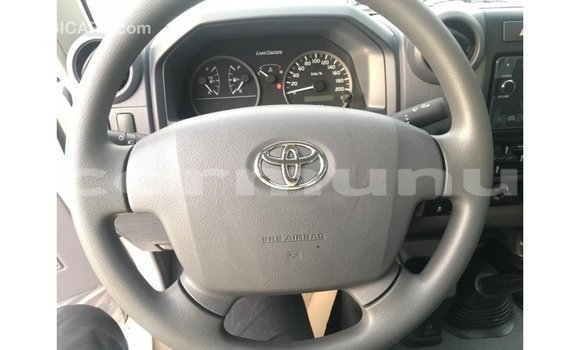Buy Import Toyota Land Cruiser White Car in Import - Dubai in Region of Bouenza Buy Import Toyota Land Cruiser White Car in Import - Dubai in Region of Bouenza