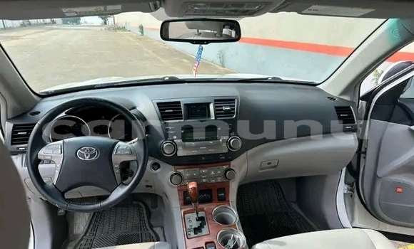 Buy Used Toyota Highlander White Car in Black Point in Kouilou region Buy Used Toyota Highlander White Car in Black Point in Kouilou region