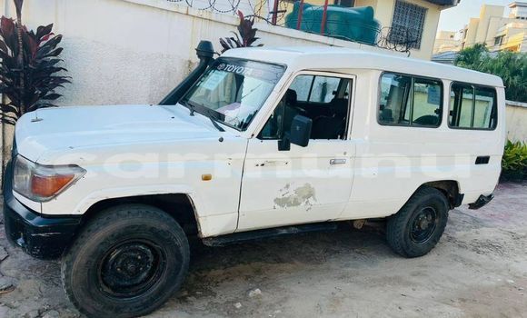 Acheter Occasion Voiture Toyota FJ Cruiser Blanc à Brazzaville, Commune de Brazzaville Acheter Occasion Voiture Toyota FJ Cruiser Blanc à Brazzaville, Commune de Brazzaville