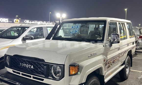 Acheter Occasion Voiture Toyota Land Cruiser Blanc à Brazzaville, Commune de Brazzaville Acheter Occasion Voiture Toyota Land Cruiser Blanc à Brazzaville, Commune de Brazzaville
