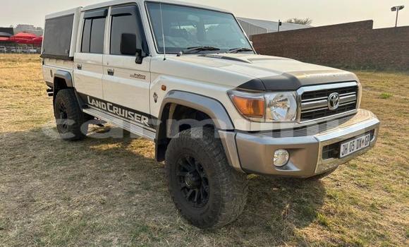 Acheter Occasion Voiture Toyota Land Cruiser Blanc à Import - Dubai, Région de la Bouenza Acheter Occasion Voiture Toyota Land Cruiser Blanc à Import - Dubai, Région de la Bouenza