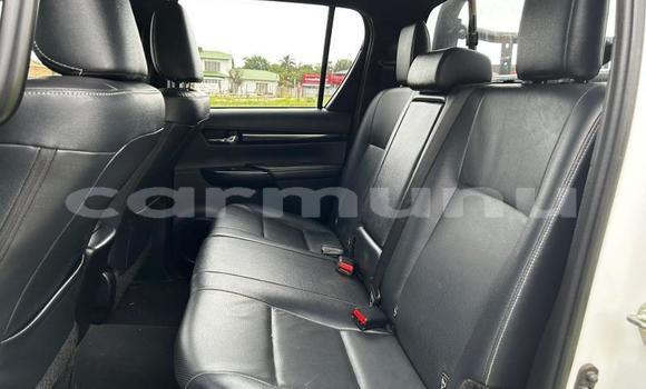 Buy Used Toyota Hilux White Car in Import - Dubai in Region of Bouenza Buy Used Toyota Hilux White Car in Import - Dubai in Region of Bouenza
