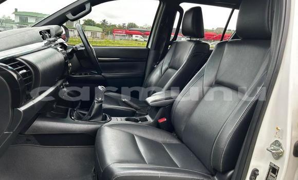 Buy Used Toyota Hilux White Car in Import - Dubai in Region of Bouenza Buy Used Toyota Hilux White Car in Import - Dubai in Region of Bouenza