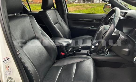Buy Used Toyota Hilux White Car in Import - Dubai in Region of Bouenza Buy Used Toyota Hilux White Car in Import - Dubai in Region of Bouenza