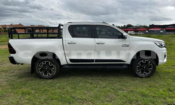 Buy Used Toyota Hilux White Car in Import - Dubai in Region of Bouenza Buy Used Toyota Hilux White Car in Import - Dubai in Region of Bouenza