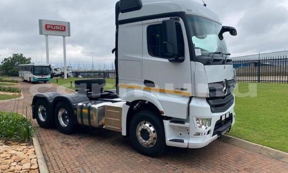 Acheter Occasion Utilitaire Mercedes‒Benz Truck Blanc à Import - Dubai, Région de la Bouenza