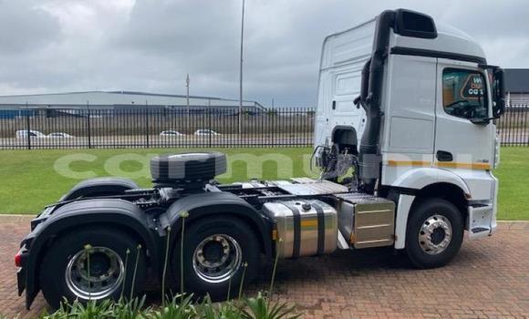 Acheter Occasion Utilitaire Mercedes‒Benz Truck Blanc à Import - Dubai, Région de la Bouenza Acheter Occasion Utilitaire Mercedes‒Benz Truck Blanc à Import - Dubai, Région de la Bouenza