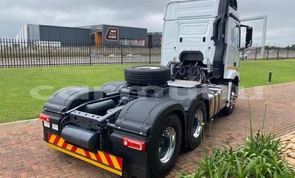 Acheter Occasion Utilitaire Mercedes‒Benz Truck Blanc à Import - Dubai, Région de la Bouenza Acheter Occasion Utilitaire Mercedes‒Benz Truck Blanc à Import - Dubai, Région de la Bouenza