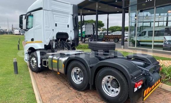 Acheter Occasion Utilitaire Mercedes‒Benz Truck Blanc à Import - Dubai, Région de la Bouenza Acheter Occasion Utilitaire Mercedes‒Benz Truck Blanc à Import - Dubai, Région de la Bouenza