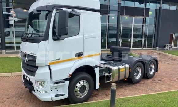 Acheter Occasion Utilitaire Mercedes‒Benz Truck Blanc à Import - Dubai, Région de la Bouenza Acheter Occasion Utilitaire Mercedes‒Benz Truck Blanc à Import - Dubai, Région de la Bouenza