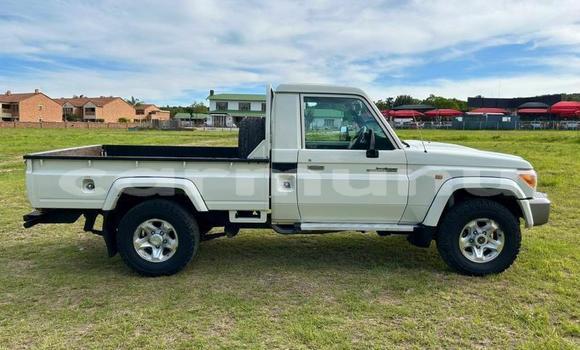 Acheter Occasion Voiture Toyota Land Cruiser Blanc à Import - Dubai, Région de la Bouenza Acheter Occasion Voiture Toyota Land Cruiser Blanc à Import - Dubai, Région de la Bouenza